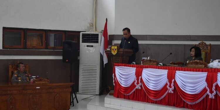 FOTO : DPRD GUMAS/MATA KALTENG - Juru Bicara Dapil III DPRD Kabupaten Gumas Evandi menyampaikan hasil reses dapil III, dalam rapat paripurna ke-9 masa persidangan I tahun sidang 2022, pekan lalu.