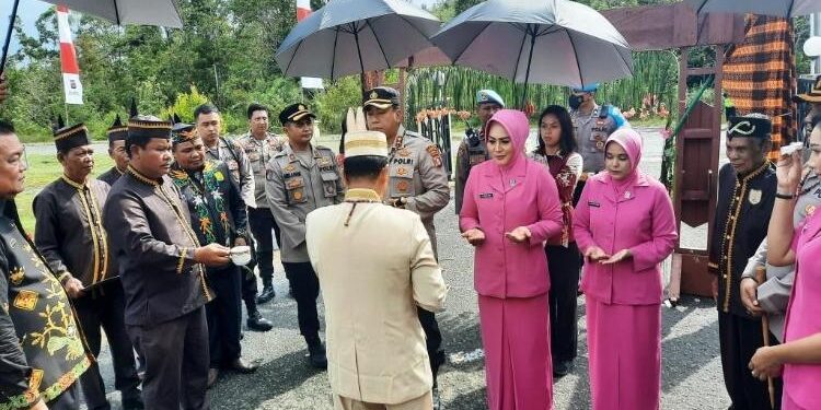 FOTO : SID/MATA KALTENG - Kapolres Gumas AKBP Asep Bangbang Saputra bersama istri disambut upacara adat potong pantan, ketika akan memasuki Mapolres setempat, Jumat, 13 Januari 2023