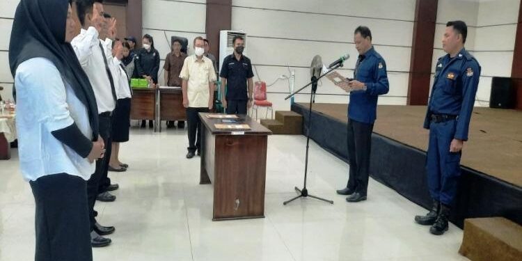 FOTO : SID/MATA KALTENG - Ketua KPU Kabupaten Gumas Stepenson melantik anggota PPS untuk Pemilu tahun 2024, di Aula Gedung Christian Center Kuala Kurun, Selasa, 24 Januari 2023.