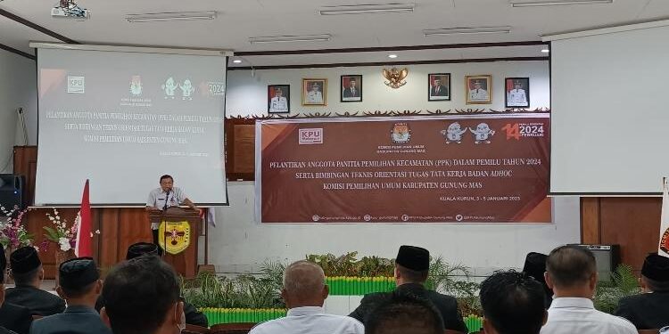 FOTO : SID/MATA KALTENG - Sekda Kabupaten Gumas Yansiterson (berdiri) memberikan arahan kepada anggota PPK yang baru dilantik dan diambil sumpah janji, di aula kantor bappedalitbang setempat, Rabu, 4 Januari 2023.