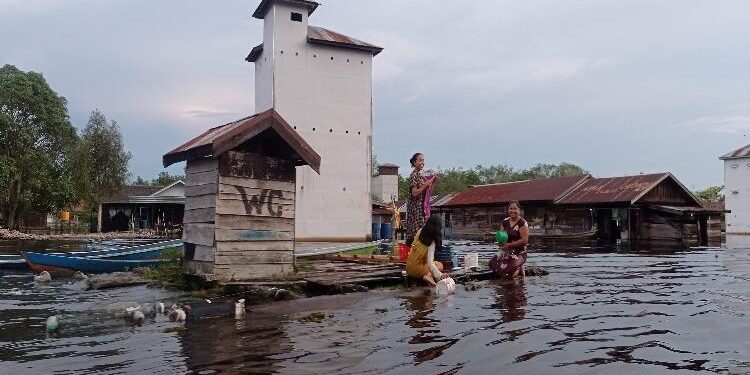 FOTO : DEVIANA/MATAKALTENG - Sejumlah ibu-ibu mandi di tempat terbuka. 