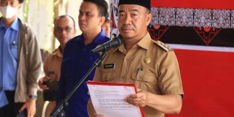 FOTO: PROKOM SERUYAN/MATA KALTENG - Bupati Seruyan, Yulhaidir saat melantik dan mengambil sumpah janji pejabat struktural dan Pj. Kades di lingkungan Pemkab Seruyan di Pendopo Rujab Bupati Seruyan, kemarin.