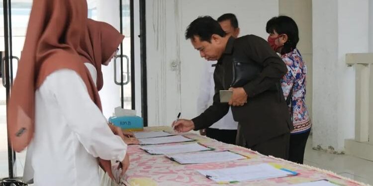 FOTO: IST/MATA KALTENG - Anggota DPRD Seruyan, Bejo Riyanto (kanan) saat mengisi daftar hadir dalam rangka menghadiri gelaran paripurna di Aula Gedung DPRD setempat beberapa waktu lalu.