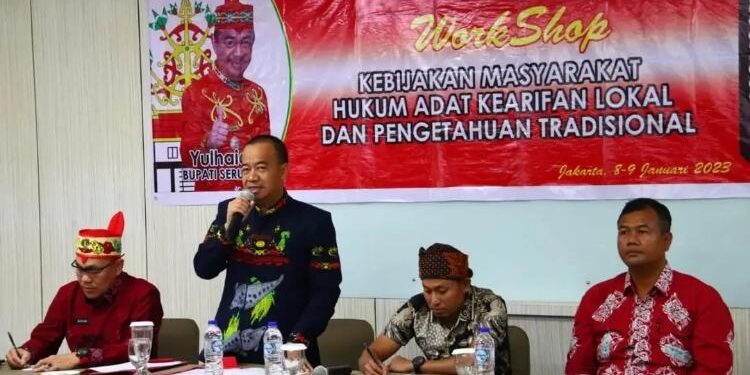 FOTO: PROKOM SERUYAN/MATA KALTENG - Bupati Seruyan, Yulhaidir (dua dari kiri) saat menghadiri workshop kebijakan hukum adat, kearifan lokal dan pengetahuan tradisonal yang dilaksanakan pada tanggal 8-9 Januari 2022 di Jakarta.