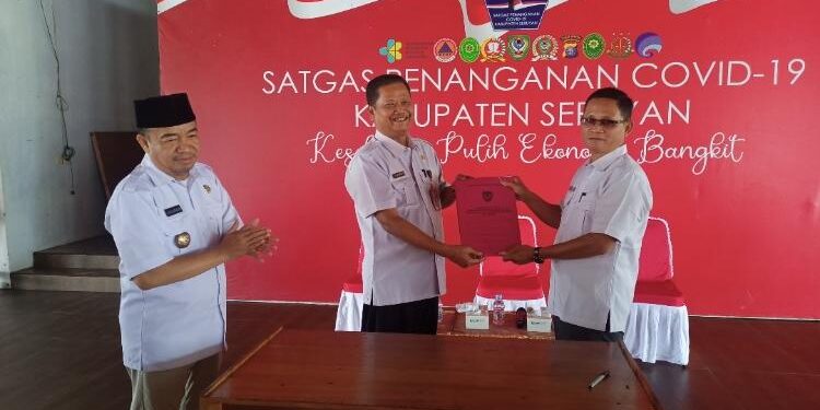 FOTO: ALDI/MATA KALTENG - Momen saat agenda serah terima jabatan (sertijab) Kepala Disdukcapil Seruyan dari Plt pejabat lama Djainu'ddin Noor (tengah) kepada pejabat definitif yakni Domases Al Atak (kanan) yang disaksikan langsung oleh Bupati Seruyan, Yulhaidir di Pendopo Rujab Bupati Seruyan, Rabu 25 Januari 2023.
