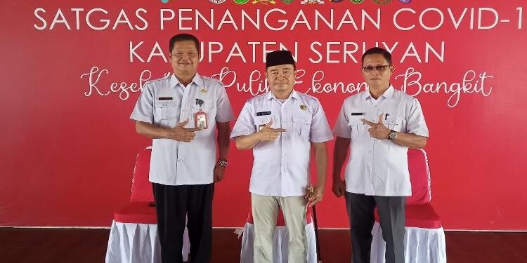 FOTO: ALDI/MATA KALTENG - Kelapa Disdukcapil Seruyan, Domases Al Atak (kanan) saat berfoto bersama seusai agenda sertijab Kepala Disdukcapil Seruyan di Pendopo Rujab Bupati Seruyan, Rabu 25 Januari 2023.