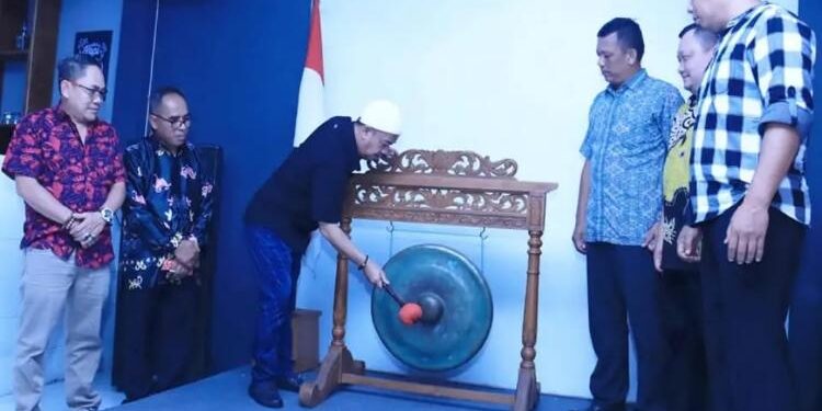 FOTO: PROKOM SERUYAN/MATA KALTENG - Bupati Seruyan, Yulhaidir saat memukul gong dalam rangka kick off pemungutan pajak daerah dan retribusi tahun anggaran 2023 beberapa waktu lalu.
