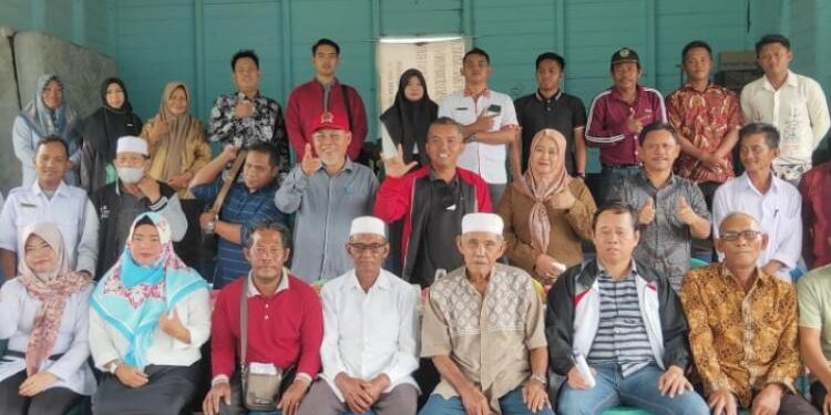 FOTO: IST/MATA KALTENG - Jajaran DPRD Seruyan dari Dapil I saat berfoto bersama masyarakat saat melaksanakan reses di Desa Tanjung Rangas, Kecamatan Seruyan Hilir, Rabu 25 Januari 2023.