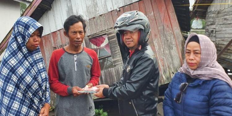 FOTO: IST/MATA KALTENG - Bupati Seruyan, Yulhaidir (dua dari kanan) didampingi Ketua TP PKK Kabupaten Seruyan, Fauziah Yulhaidir (kanan) saat menyerahkan bantuan kepada warga terdampak longsor di Desa Persil Raya, Kecamatan Seruyan Hilir, Kamis 26 Januari 2023.