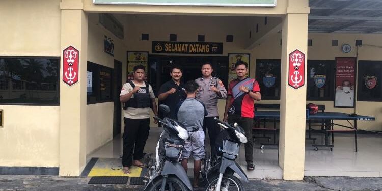 FOTO: IST/MATA KALTENG - Jajaran Polsek Seruyan Hilir saat mengamankan tersangka dan barang bukti tindak pidana curanmor di Desa Pematang Panjang, Kecamatan Seruyan Hilir Timur, Kamis 26 Januari 2023.