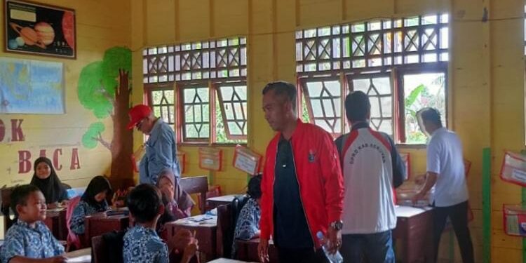 FOTO: IST/MATA KALTENG - Ketua DPRD Seruyan, Zuli Eko Prasetyo (jaket merah) saat memantau proses belajar mengajar di salah satu sekolah di Desa Tanjung Rangas, Kecamatan Seruyan Hilir dalam agenda reses baru-baru ini.