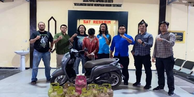 FOTO: IST/MATA KALTENG - Unit Resmob Satreskrim Polres Seruyan saat berhasil membekuk AK (24) pelaku pencurian tabung LPG yang kerap kali meresahkan masyarakat Kota Kuala Pembuang baru-baru ini.