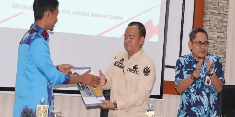FOTO: PROKOM SERUYAN/MATA KALTENG - Bupati Seruyan, Yulhaidir (tengah) saat menghadiri agenda Entry Meeting Tim BPK RI Perwakilan Kalteng Pemeriksaan Interim atas LKPD Seruyan tahun anggaran 2022 di Aula BKAD Seruyan, Jum'at 27 Januari 2023.