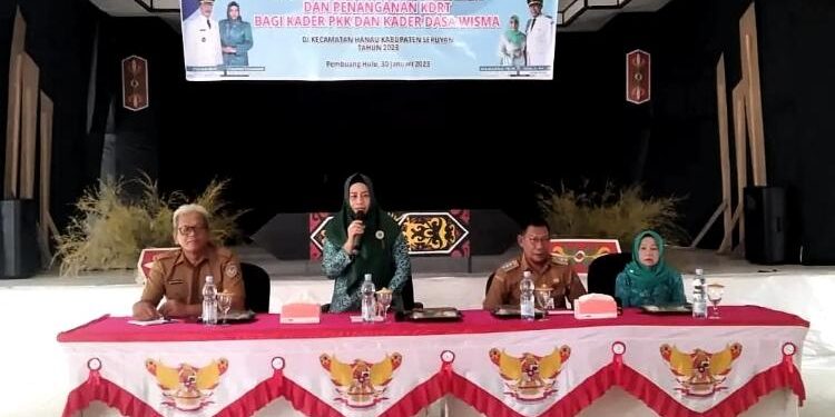 FOTO: PROKOM SERUYAN/MATA KALTENG - Ketua TP PKK Seruyan, Fauziah Yulhaidir (dua dari kiri) saat menghadiri acara sosialisasi Program Peningkatan Kualitas Keluarga dan Penanganan KDRT Bagi Kader PKK dan Kader Desa Wisma di Desa Pembuang Hulu, Kecamatan Hanau, Senin 30 Januari 2023.