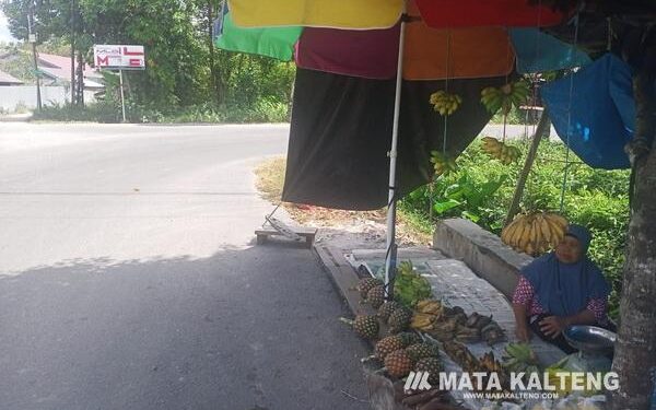 FOTO : IST/MATA KALTENG - Penjual buah di Kota Sampit yang menjadi korban peredaran uang palsu, Rabu, 4 Januari 2022.