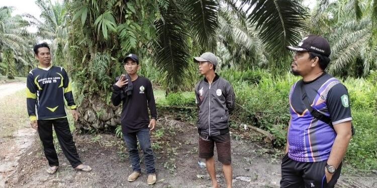 FOTO: IST/MATA KALTENG - Kepala Desa Hanjalipan saat mengecek lokasi dugaan tercemarnya limbah sawit.