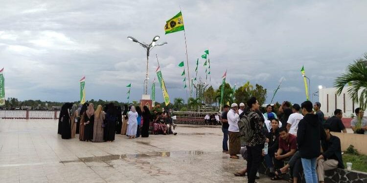 FOTO:DIAN/MATA KALTENG - Persiapan haul Guru Sekumpul di Ikon Patung Jelawat, Sampit.