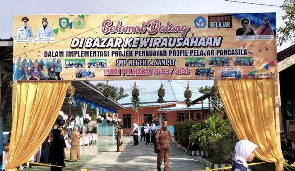 FOTO : DOKUMENTASI MATA KALTENG - Bazar karya siswa.
