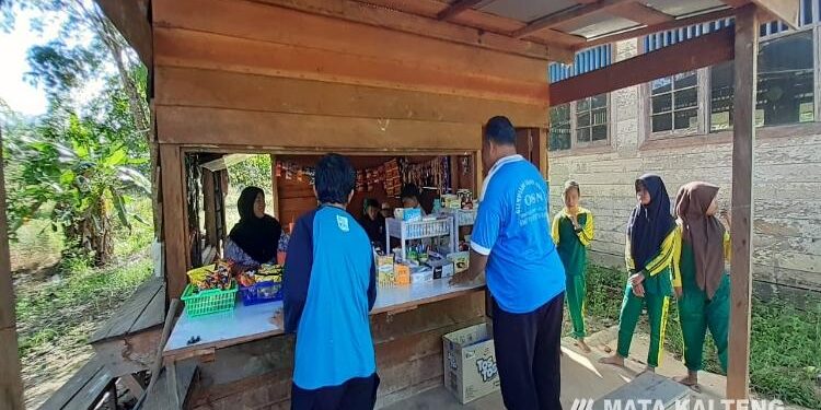 FOTO : Dinkes/MATA KALTENG - Pendampingan kantin sekolah sehat oleh Dinkes Kotim di SMPN-3 Mentaya Hulu, Desa Bhakti Karya, Kecamatan Antang Kalang.