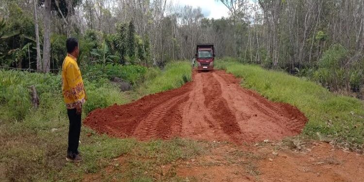 FOTO : Pemdes/MATA KALTENG - Kepala Desa Kenyala saat memantau pembukaan jalan.