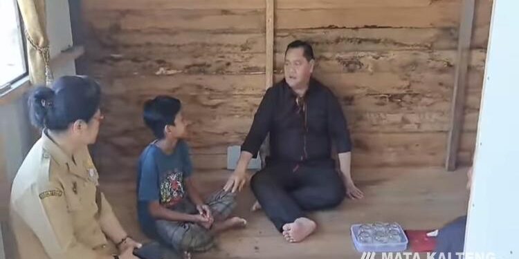 FOTO : Humas/MATA KALTENG - Bupati Kotim bersama Plt Kepala Disdik saat menyambangi rumah pelajar yang berhenti sekolah di kawasan Baamang.