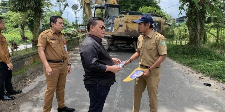 FOTO : DOKUMENTASI MATA KALTENG - Bupati Kotim saat memantau perbaikan Jalan HM Arsyad, Sampit.