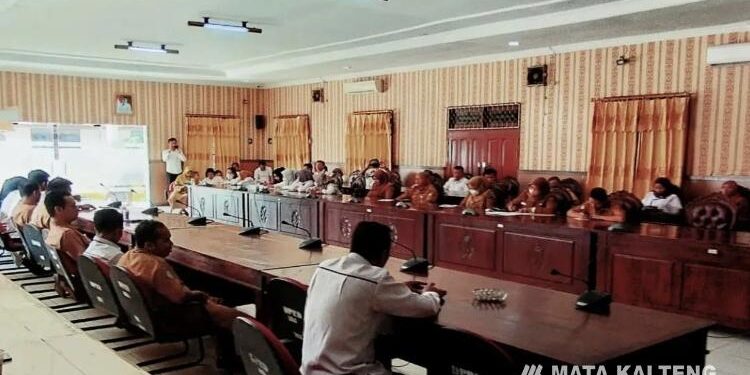 FOTO : Setwan/MATA KALTENG - Rapat staf sekretariat DPRD Kotim belum lama ini.