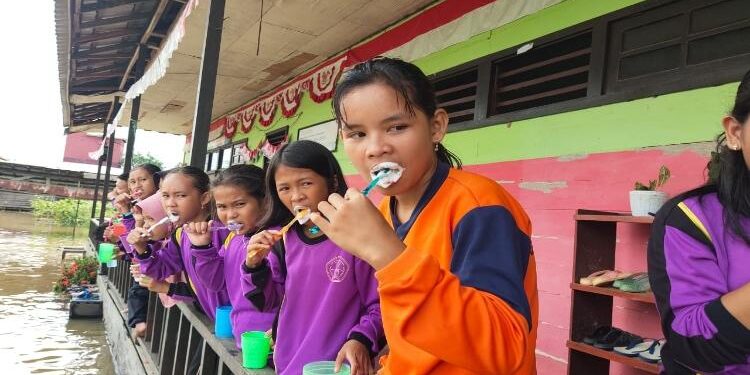 FOTO : DOKUMENTASI/MATA KALTENG - Pelajar di Kotim sedang sikat gigi bersama