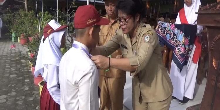 FOTO : DOKUMENTASI MATA KALTENG - Plt Kepala Disdik Kotim Susiawati bersama pelajar di Kotim.