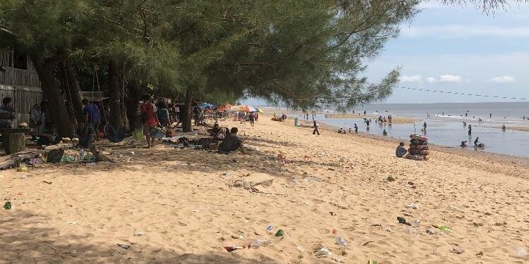 FOTO : DIAN TARESA/MATA KALTENG - Sampah yang berserakan di pantai Ujung Pandaran.