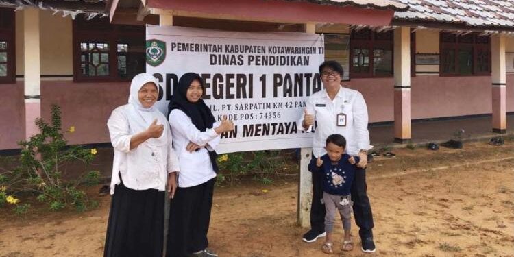 FOTO : Disdik/MATA KALTENG - Plt Kepala Dinas Pendidikan Susiawati saat mengunjungi SDN 1 Pantap, Kecamatan Mentaya Hulu, Kotim.