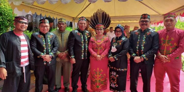 FOTO : DPRD/MATA KALTENG - Ketua DPRD Kotim (5 dari kiri) bersama jajaran dan tamu undangan saat menghadiri perayaan HUT Kotim ke 70.