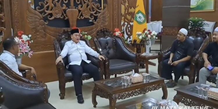 FOTO : Humas/MATA KALTENG - Bupati Kotim saat memberikan bantuan perlengkapan rebana untuk majelis di Kotim.