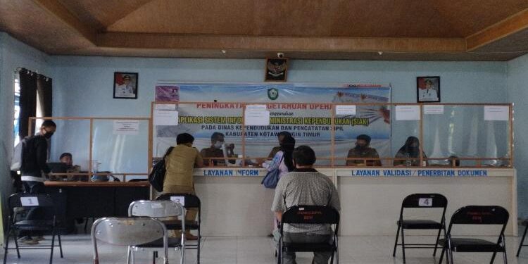 FOTO : Warga/MATA KALTENG - Pelayanan di Disdukcapil Sampit.