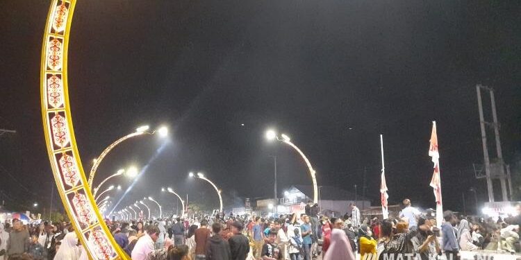 FOTO : Warga/MATA KALTENG - Suasana perayaan HUT Kotim ke 70 di Terowongan Nur Mentaya Sampit.