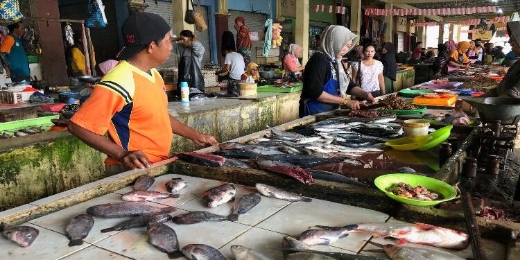 FOTO : DIAN TARESA/MATA KALTENG - Suasana Pasar Kramat Sampit.