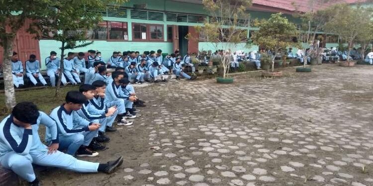FOTO : DIAN TARESA/MATA KALTENG - Sejumlah pelajar di Kota Sampit.