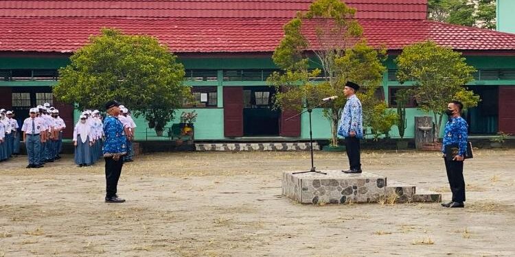 FOTO : DIAN TARESA/MATA KALTENG - Suasana upacara bendera di salah satu sekolah di Kota Sampit.