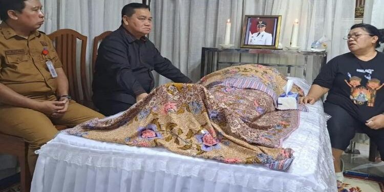 FOTO : Humas/MATAKALTENG - Bupati Kotim Halikinnor saat mengunjungi rumah duka Camat Telawang, Siagano.