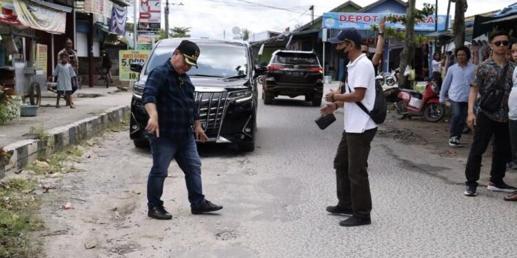FOTO : DOKUMENTASI/MATA KALTENG - Bupati Kotim Halikinnor saat melakukan pengecekkan jalan KH Dewantara.
