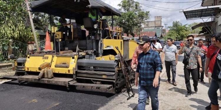 FOTO : DOKUMENTASI/MATA KALTENG - Pemerintah Kotim saat memantau perbaikan jalan di Kota Sampit.