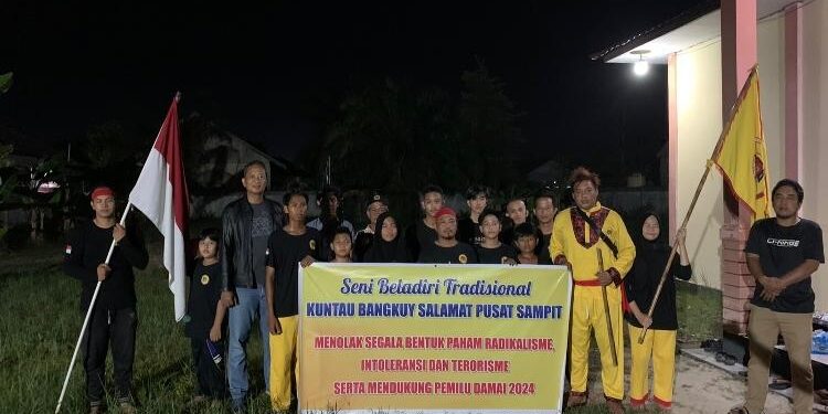FOTO :  POLISI/MATAKALTENG - Anggota Seni Bela Diri Bakuntau Bangkuy Salamat Pusat Sampit berfoto bersama.