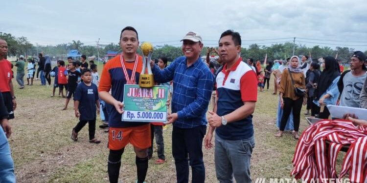FOTO : Setwan/MATA KALTENG - Wakil Ketua I DPRD Kotim Rudianur saat menghadiri pengumuman pemenang turnamen bola di kawasan Bagendang.