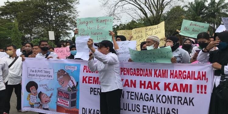 FOTO : DOKUMENTASI MATAKALTENG - Aksi demonstrasi tenaga kontrak di Kotim.