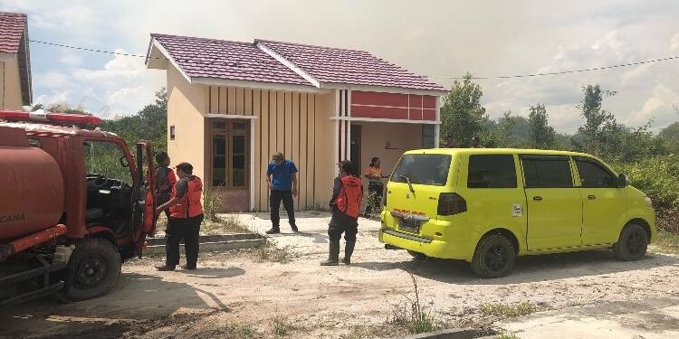 FOTO : DIAN TARESA/MATA KALTENG - Tim BPBD saat mencari jalan untuk memadamkan api.