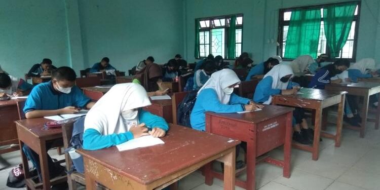 FOTO : DIAN TARESA/MATA KALTENG - Sejumlah pelajar saat mengerjakan soal tes.