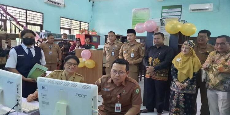 FOTO : Disdik/MATA KALTENG - Plt Kepala Dinas Pendidikan Kotim Susiawati saat mencoba login E library di SMPN 1 Sampit.
