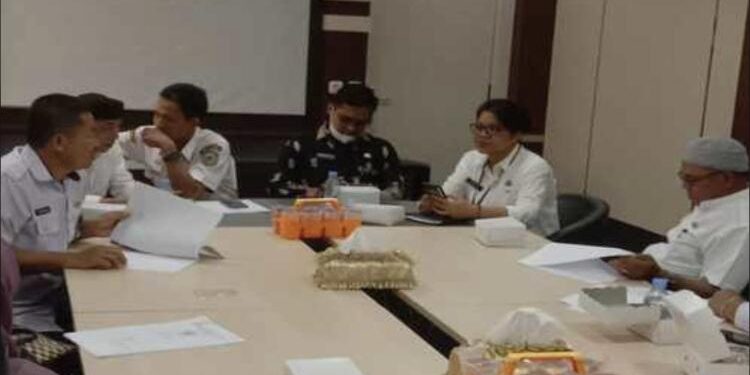 FOTO : Disdik/MATA KALTENG - Penyerahan sertifikat tanah oleh Pemkab kepada 5 sekolah di Kotim.