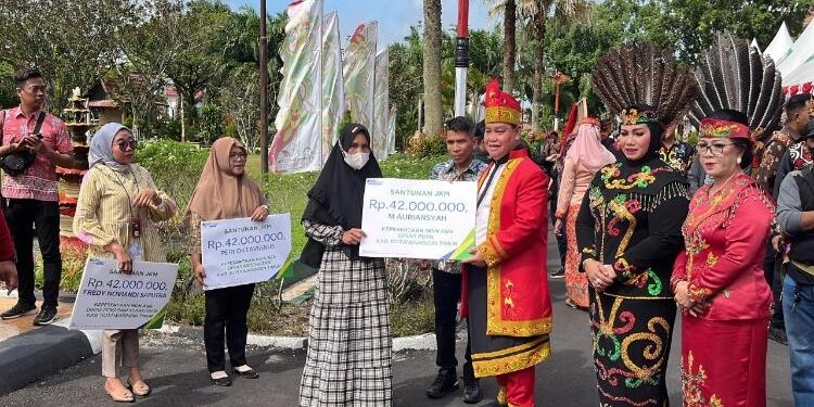 FOTO : BPJS/MATA KALTENG - Penyerahan santunan