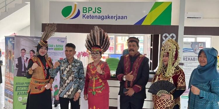 FOTO : BPJS/MATA KALTENG - Kepala BPJS Ketenagakerjaan saat berada di mal pelayanan publik.